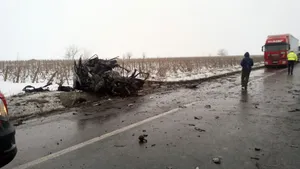 Un bărbat care cu puţin timp înainte îşi înjunghiase soţia a murit în accidentul de pe DN2, din judeţul Vrancea. Maşina pe care o conducea a intrat într-un TIR | FOTO