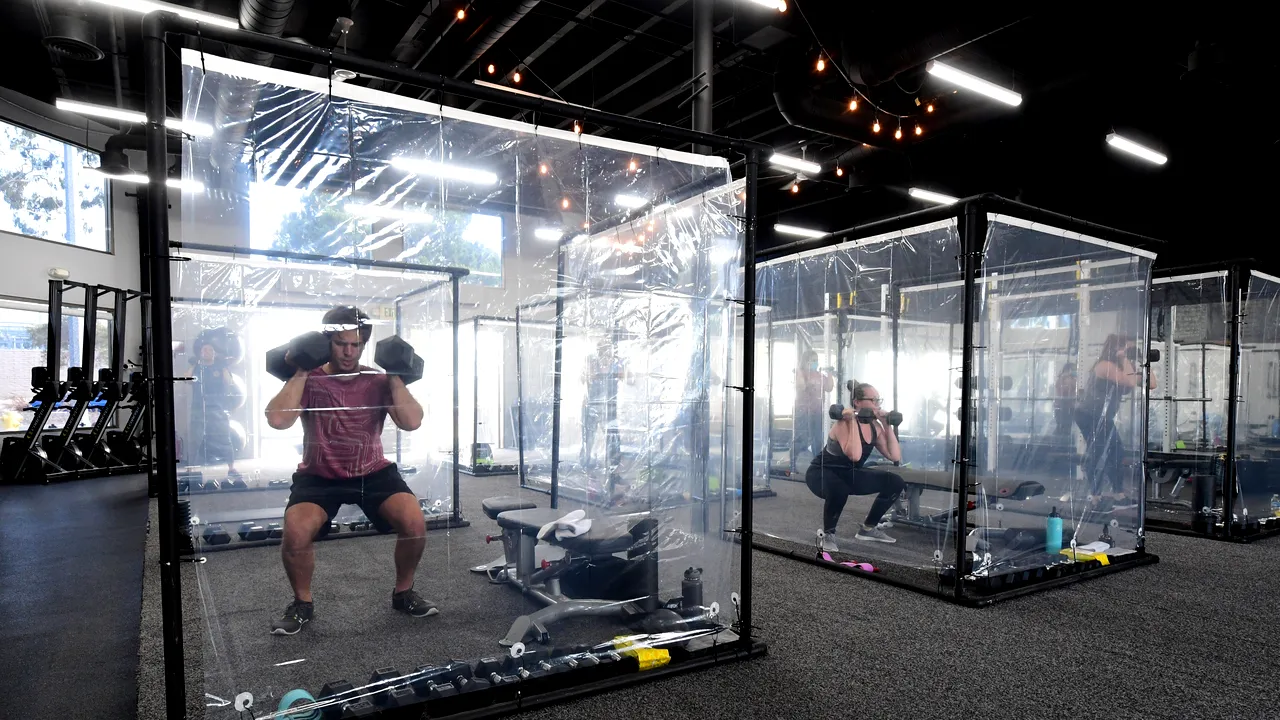 Idee revoluţionară pentru sălile de fitness: separeuri cubice din plastic în care te poţi antrena în colectivitate, concepute să respecte normele de distanţare socială