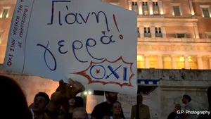 Mii de greci au sărbătorit toată noaptea, la Atena, rezultatul referendumului - VIDEO