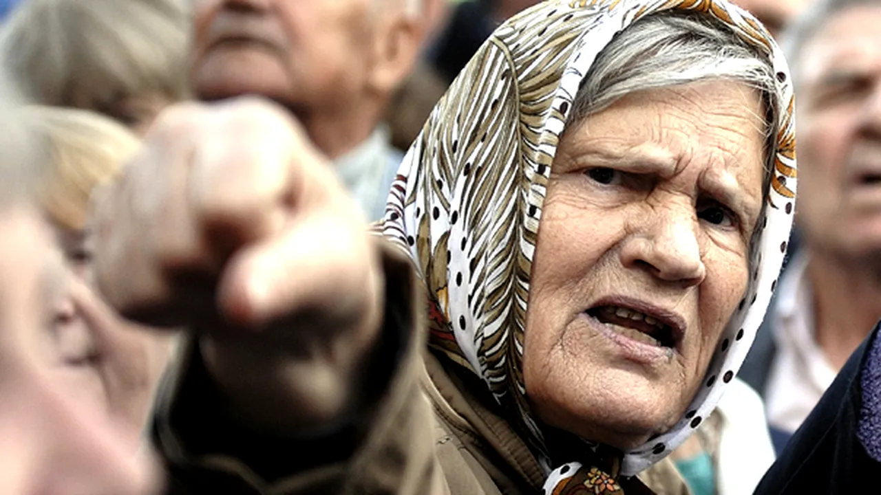 Vlad Filat, bruscat de pensionarii care protestează la Chişinău