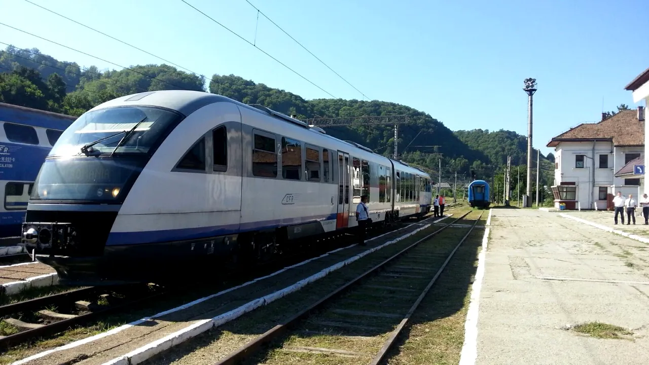 În secolul vitezei, pe ultima cale ferată inaugurată în România se circulă cu maxim 35 km/oră. Săgeata Albastră atinge performanţa unei locomotive cu aburi de la începutul secolului trecut