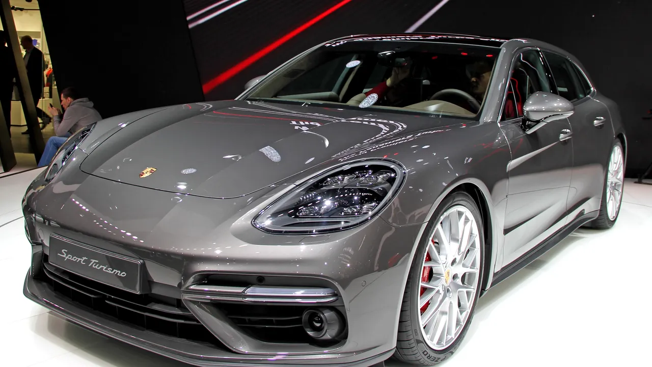 Maşină de lux la preţ de Dacia. Un Porsche Panamera a fost pus din greşeală la vânzare la un preţ de chilipir