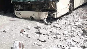 Autobuzul scăpat de sub control care a lovit 4 maşini şi s-a oprit într-un bloc în Bucureşti. STB neagă varianta defecţiunii 