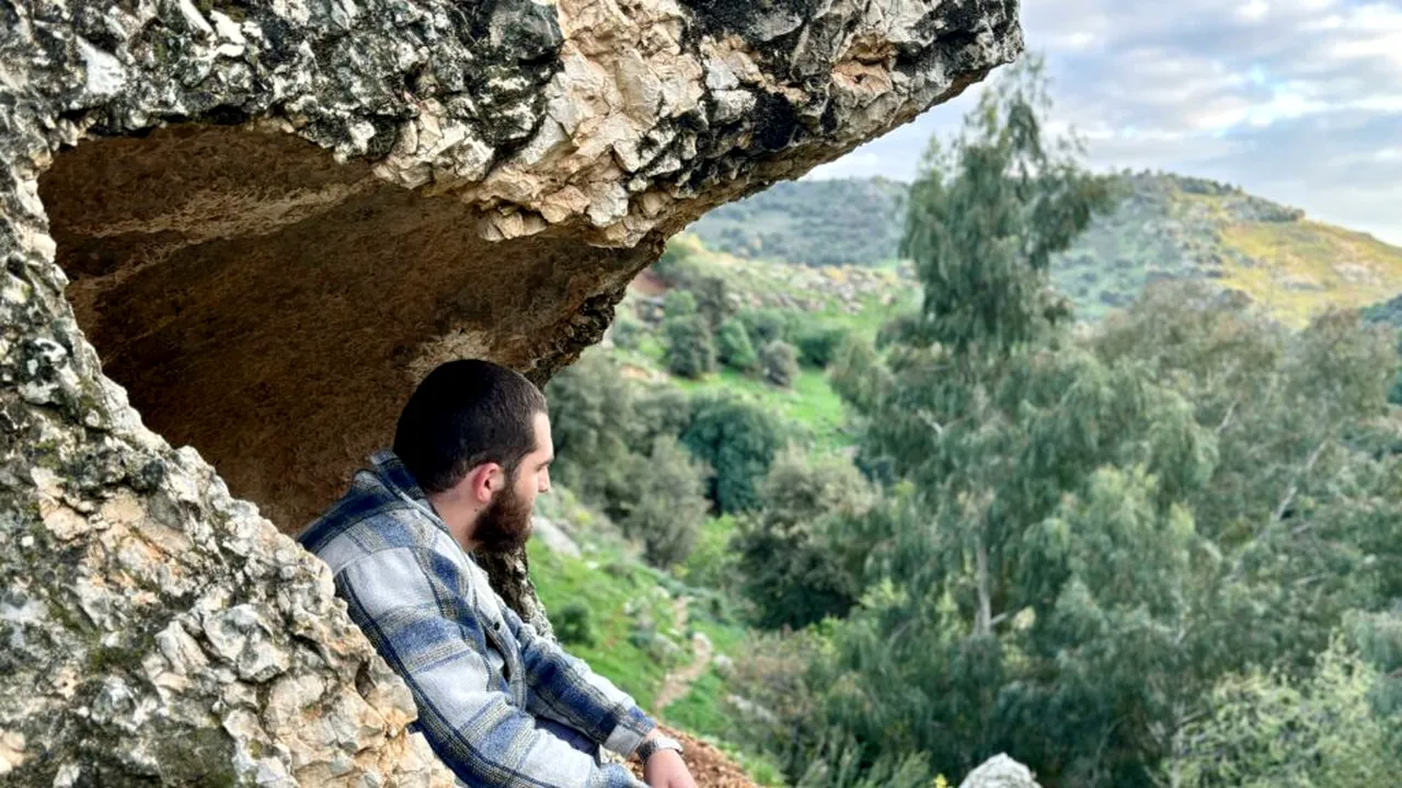 S-a săturat de agitație și s-a mutat în peșteră: Bărbatul care și-a găsit liniștea în Gaura Neagră