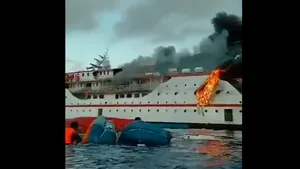 VIDEO Un feribot a luat foc în Indonezia. 200 de pasageri şi membri ai echipajului s-au salvat sărind în apă