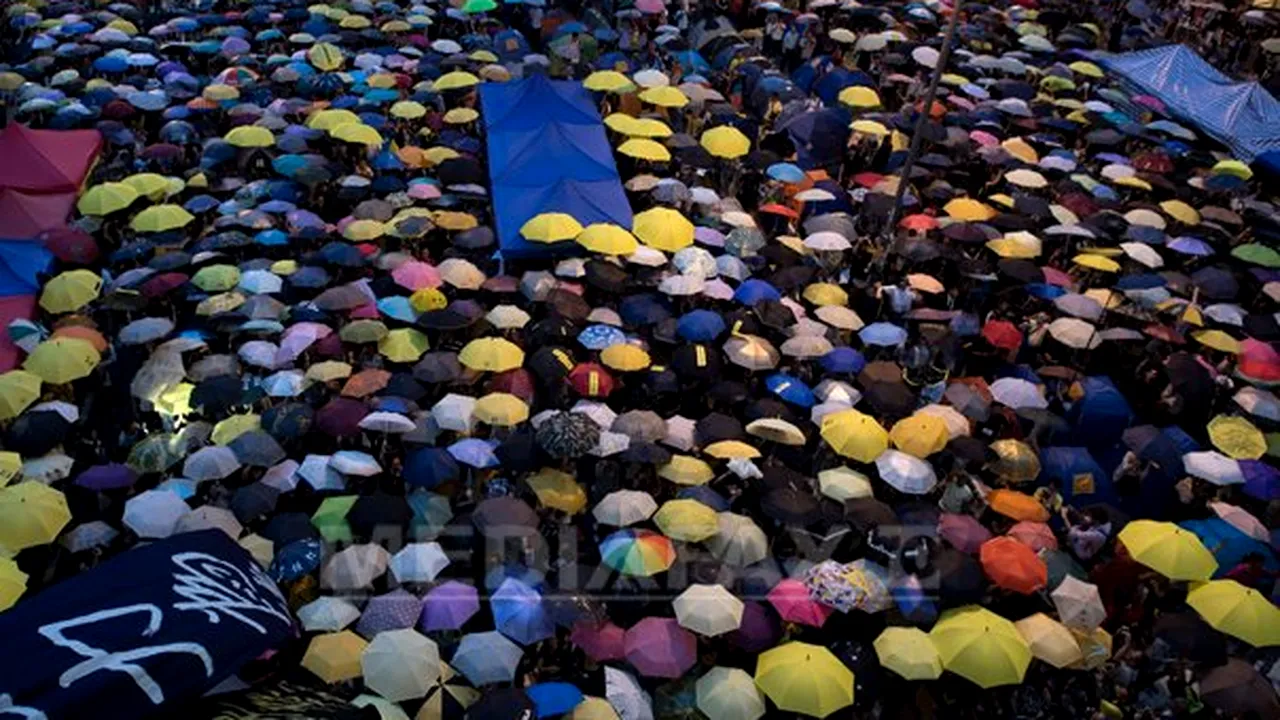 La o lună de la începutul protestelor, manifestanţii sunt în continuare în stradă la Hong Kong