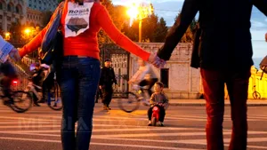 LANŢ UMAN în jurul Palatului Parlamentului, în semn de protest faţă de proiectul Roşia Montană. Câteva sute de manifestanţi s-au regrupat în Piaţa Universităţii - FOTO