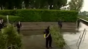 Preşedintele ucrainean, lovit de o coroană - VIDEO