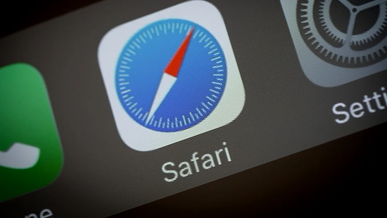 O mare companie rivală a descoperit mai multe probleme de securitate în browserul web Safari, dezvoltat de Apple