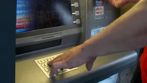 Britanicii, sfătuiţi cum să se ferească de fraudele la ATM-uri comise de români, într-un documentar