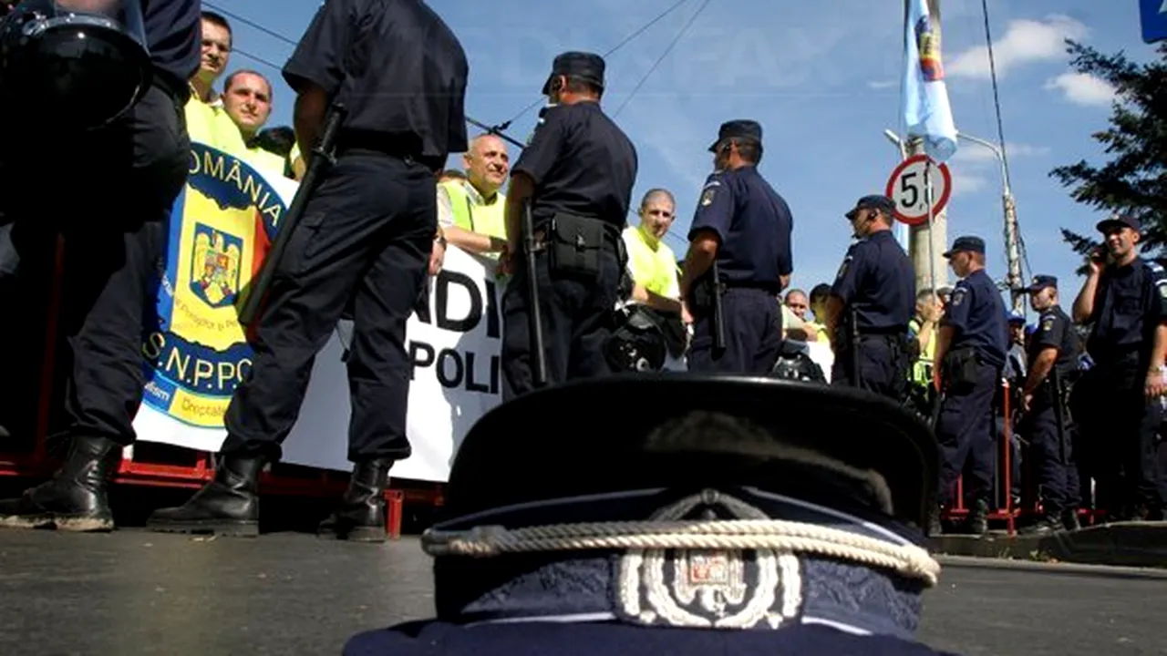 Romanian Prison Guards Protest Before Ruling Party HQ