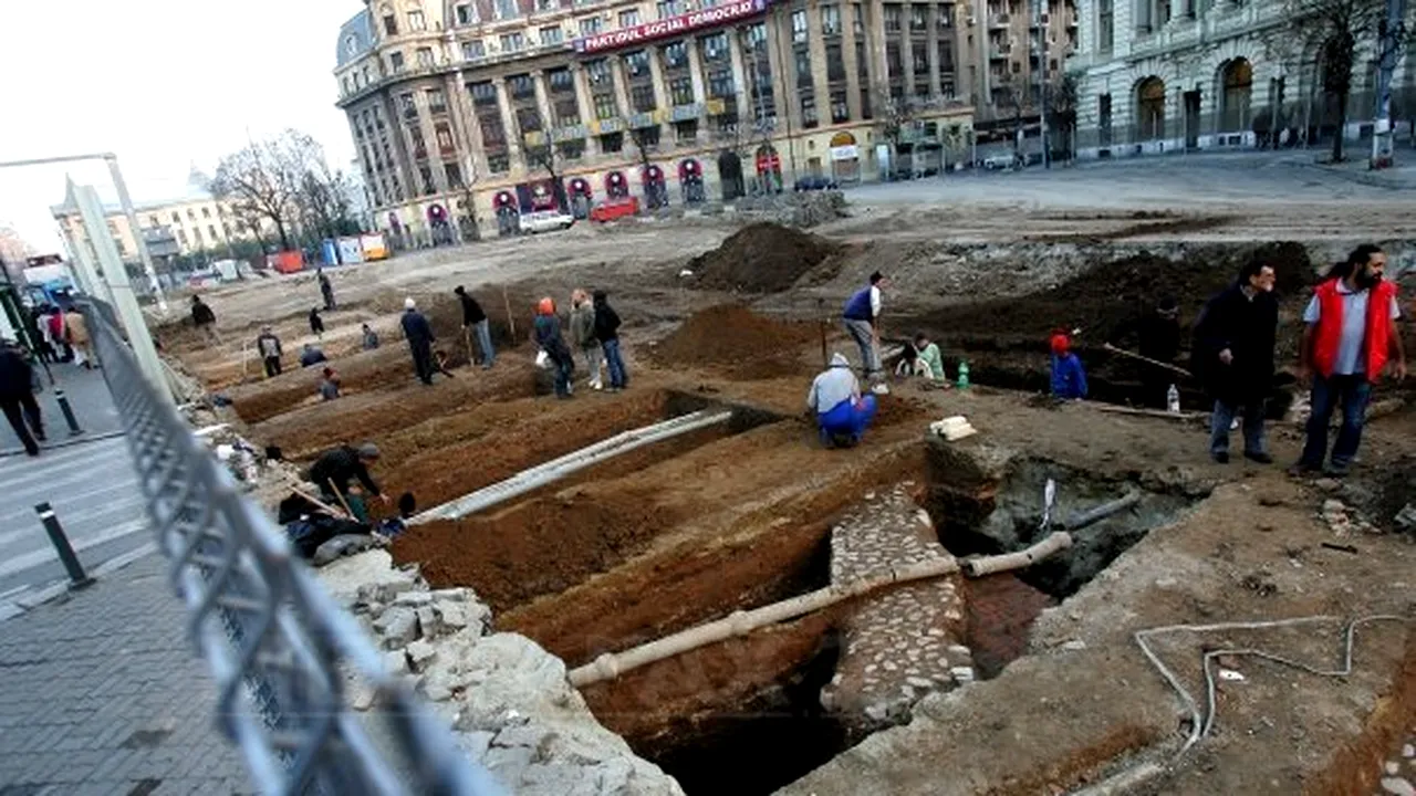 Structuri de zid şi conducte de apă din secolele XVIII-XIX, descoperite în Piaţa Universităţii