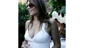 Liz Hurley ar putea renunţa la actorie pentru o emisiune TV gastronomică