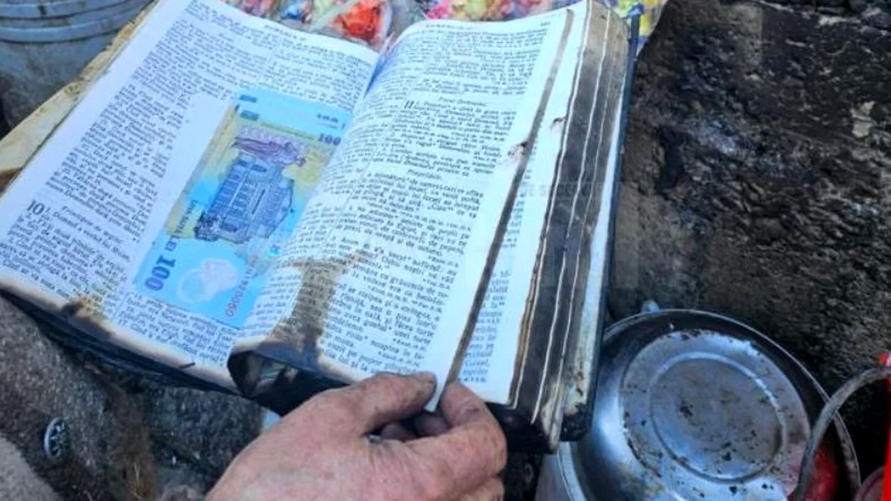 Bani ascunşi într-o Biblie, salvaţi miraculos din flăcările unui incendiu