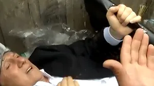 Ucrainenii îi aruncă pe politicieni în tomberoane de gunoi. Apelul autorităţilor - VIDEO