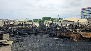 La 48 de ore după incendiu, Plaja H2O s-a redeschis in mod miraculous. Acum începe însa reconstrucția.