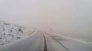 Traficul pe Transalpina, închis de luni seara din cauza avertizărilor meteo de ninsoare şi viscol