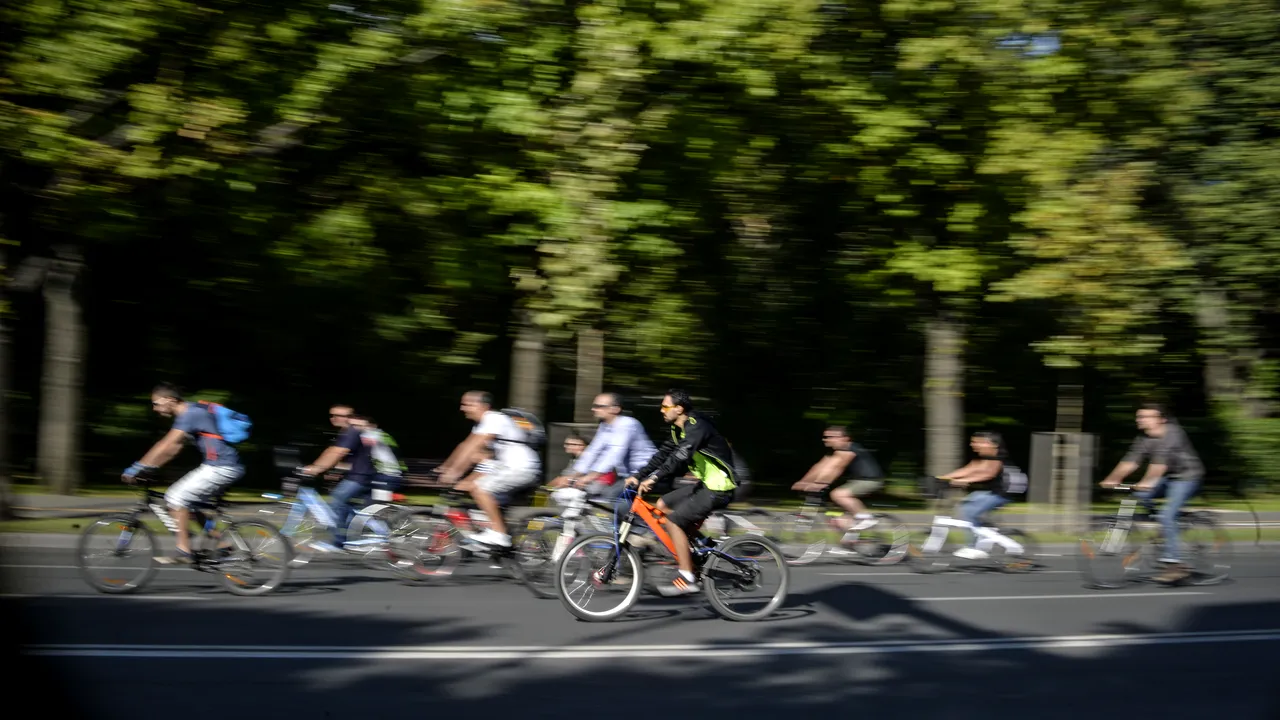 Marş al bicicliştilor în Capitală. Răspunsul Primăriei: Evenimentul se desfăşoară fără autorizaţie/ Cât vrea administraţia locală să investească în 2017 în piste speciale