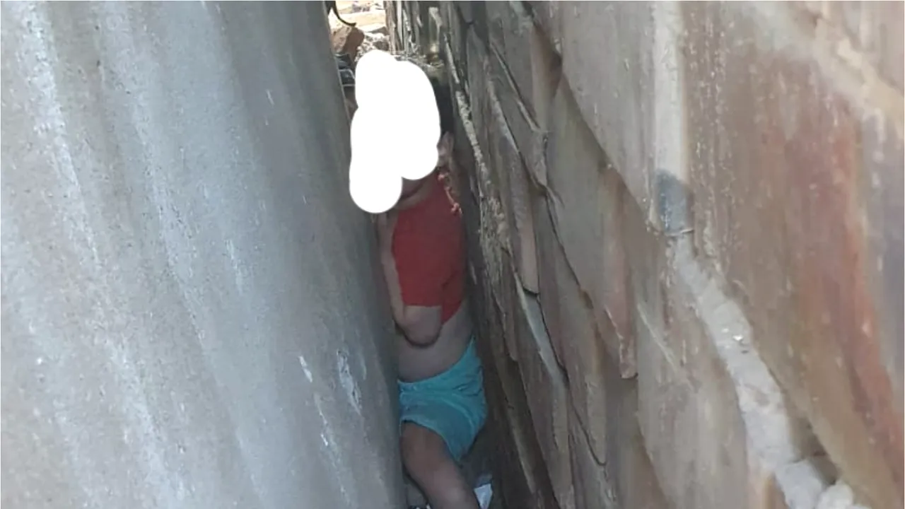 FOTO: O fetiţă de 3 ani a rămas blocată într-un loc neobişnuit. Pompierii au intervenit pentru a salva copilul