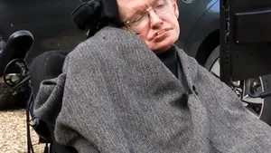 Stephen Hawking a răspuns provocării ”Ice Bucket Challenge” într-un mod inedit - VIDEO
