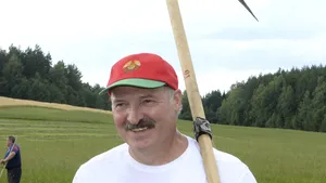 Lukaşenko culege cartofi, într-o campanie de imagine înaintea alegerilor prezidenţiale - FOTO