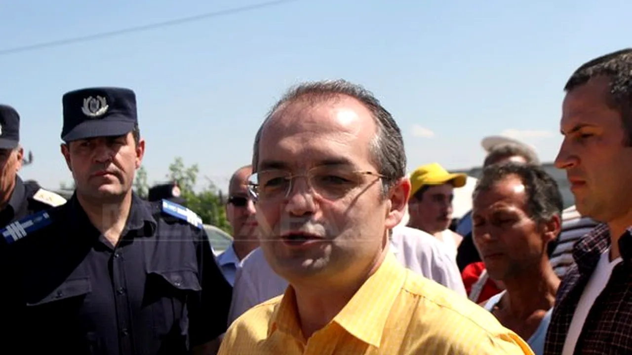Premierul Boc a ajuns la Galaţi, unde va inspecta stadiul lucrărilor la dig
