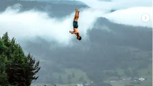 Nu-i apă caldă? Perfect! Un norvegian face baie în apele îngheţate ale oraşului natal