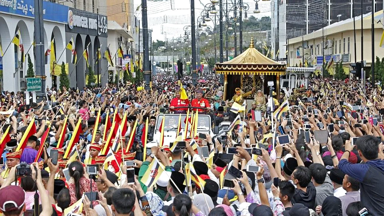 Sultanul din Brunei, paradă controversată la Jubileu, într-un car de aur tras de zeci de oameni | FOTO, VIDEO