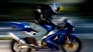 Accident în Argeş: Trei persoane rănite după impactul dintre o maşină şi două motociclete