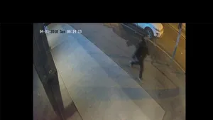 Un piroman umblă liber pe străzile din Târgu-Jiu. Cum se fereşte de camerele de supraveghere