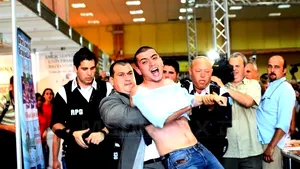 Incidente la lansarea cărţii lui Iliescu - FOTO