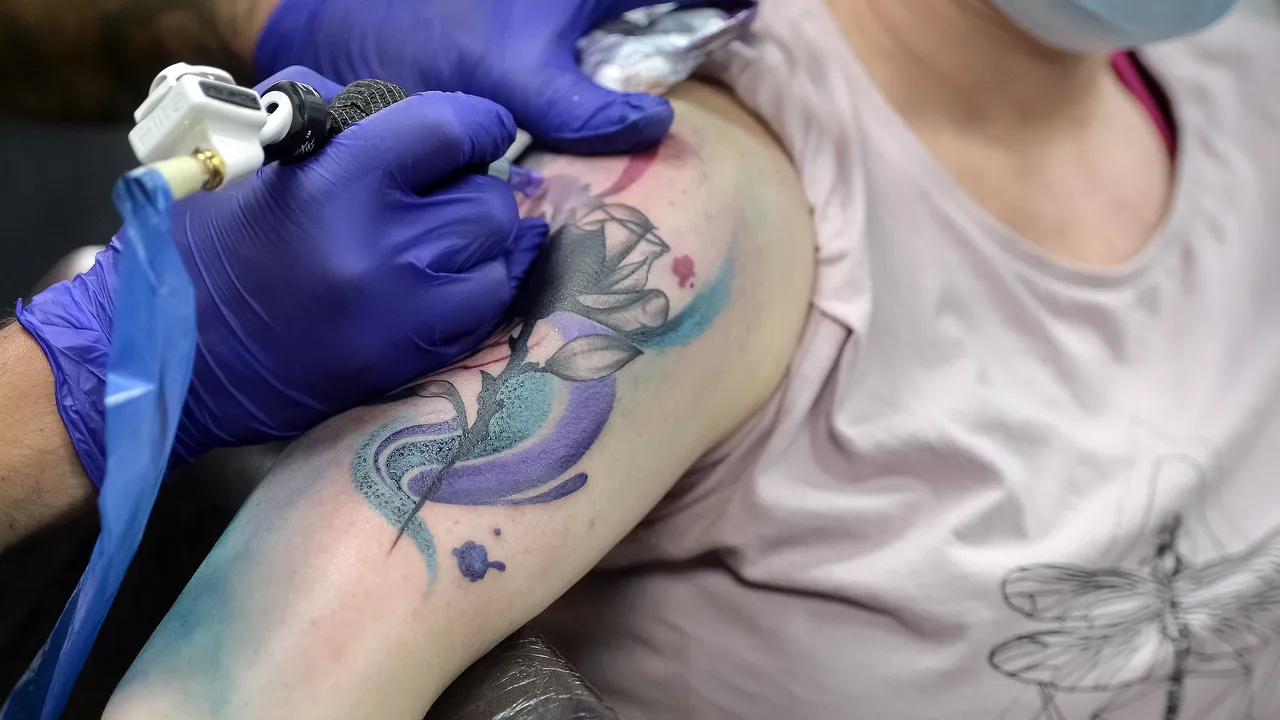 Uniunea Europeană interzice tuşurile colorate folosite la tatuare din motive sanitare. Există, însă, şi excepţii