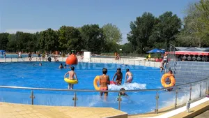 FOCUS: Ştrandurile şi băile termale, o alternativă pentru cei care nu au bani de mare. Opţiunile şi tarifele pe care le au românii din ţară - GALERIE FOTO 