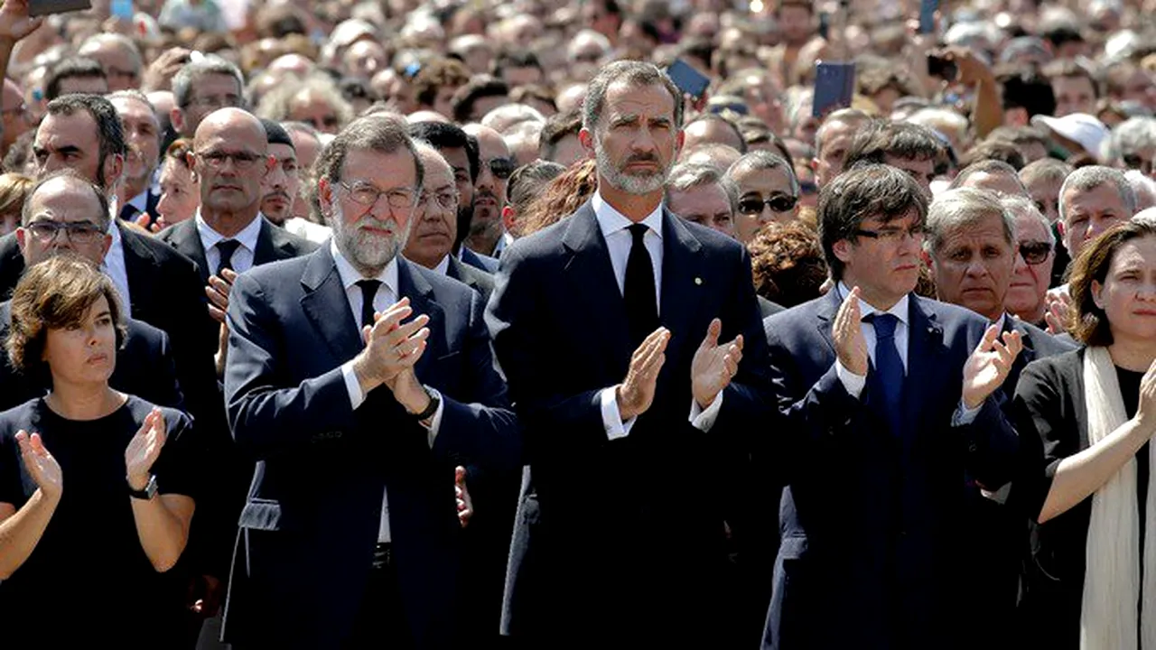 Minut de reculegere la Barcelona, în memoria victimelor atacului terorist. Regele Spaniei Felipe al VI-lea şi premierul, în faţa mulţimii adunate pe La Rambla/ UPDATE: Trei zile de doliu naţional în Spania 