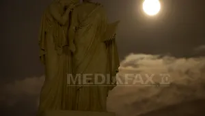 COMENTARIU: Super Luna ne-a dat întâlnire astăzi, la 15.54. Se deschid cerurile şi inimile
