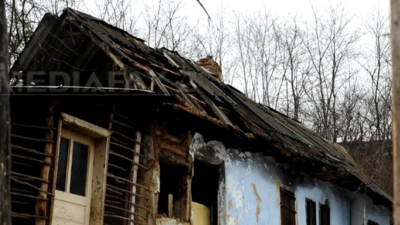Trupul unui bărbat pe jumătate devorat de câini şi cu faţa arsă, găsit într-o casă părăsită