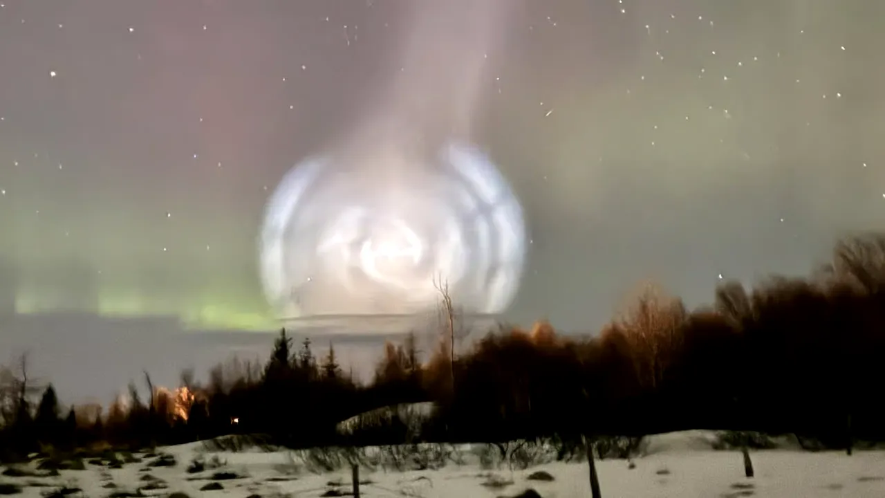 O spirală imensă a apărut pe cer în faţa aurorei boreale din Norvegia