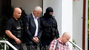 Sorin Oprescu, REŢINUT de DNA pentru luare de mită: Primarul a primit 25.000 de euro de la patru denunţători/ Oprescu, adus la Tribunalul Bucureşti. Ce spune unul dintre avocaţii primarului Capitalei - VIDEO