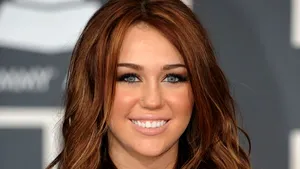 Miley Cyrus s-a logodit cu actorul Liam Hemsworth
