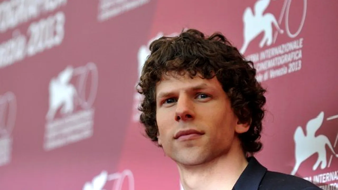 Actorul care l-a jucat pe Zuckerberg în The Social Network spune că nu vrea să fie asociat cu el