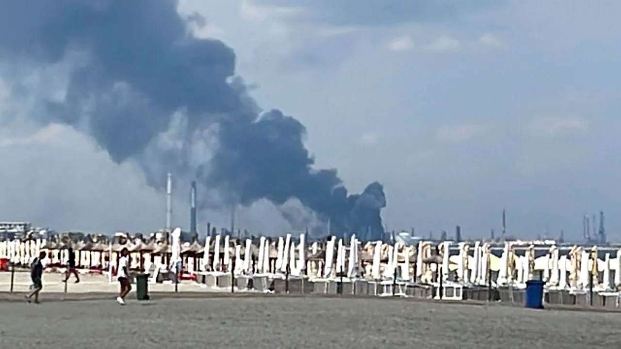 Fum dens la Rafinăria Petromidia din Năvodari. S-a activat planul roşu de intervenţie / Mai multe persoane, evacuate