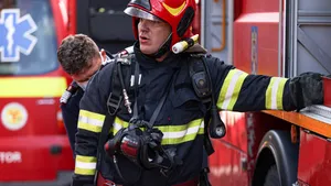 Incendiul de la hotelul din Rupea, stins după şase ore. Turiştii şi angajaţii au fost evacuaţi