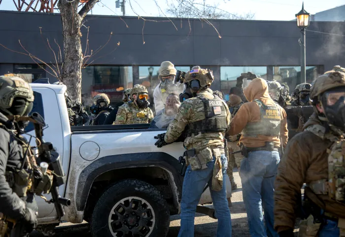 EXTERNE Agenții federali vor începe să se retragă din Minneapolis marți