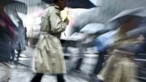 PROGNOZA METEO: Averse de ploaie şi descărcări electrice în aproape toată ţara, în următoarele două zile