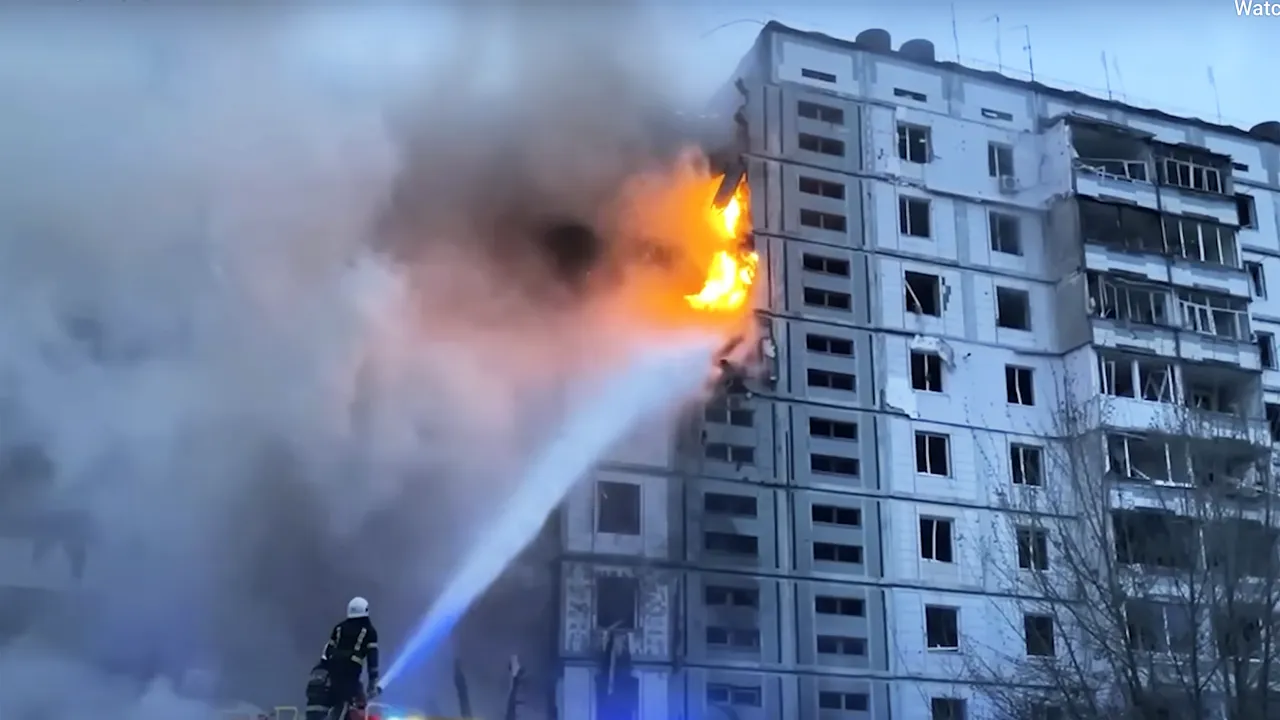 Războiul din Ucraina, ziua 429. Atac sângeros cu rachete asupra zonelor populate de civili / Bilanţ de zeci de morţi şi răniţi /  Oficialii de la Kiev solicită cu disperare avioane de luptă F-16. Americanii nu autorizează transferul / Creşte inflaţia la ruşi / Putin ordonă înfiinţarea de muzee pentru „fapte eroice” / Zelenski, supărat de interzicerea produselor agricole ucrainene în Europa