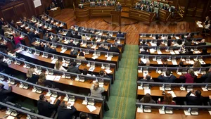 Un lider al opoziţiei din Kosovo a detonat un dispozitiv fumigen în Parlament - VIDEO