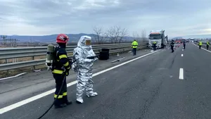 Sulfat de amoniu împrăștiat pe carosabil după ce două camioane s-au ciocnit pe A1