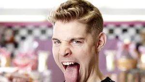 Guinness World Records 2015: Omul cu cea mai lungă limbă şi un fan al lui James Bond, printre cele mai noi recorduri - FOTO