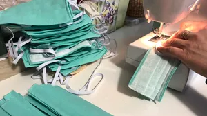 Un român din Urziceni face măşti în Italia pe care le dă gratuit oamenilor 