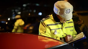 Un şofer grăbit, gonind noaptea pe şosele cu 199 km/h. Poliţiştii buzoieni au dat amenzi în valoare de peste 168.000 lei